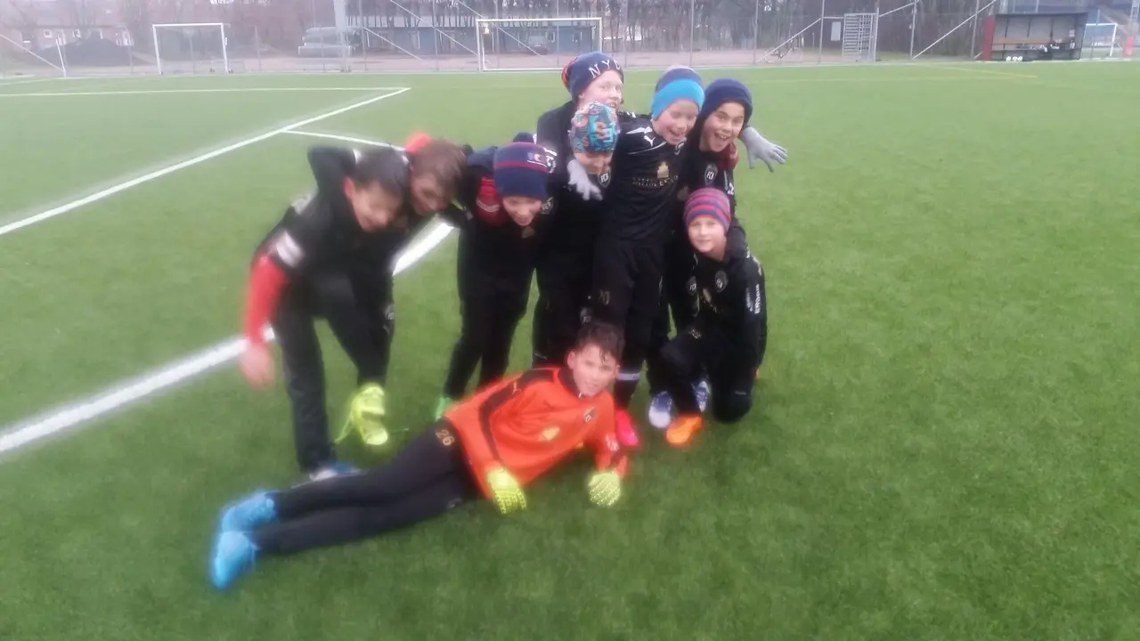 Team P05 har kul i regnet