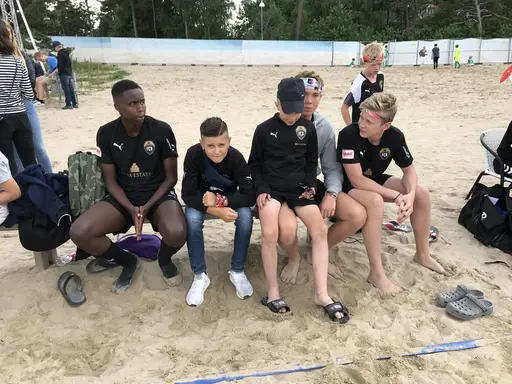 Dagens kommentar inne på tävlingsområdet: " Vilken härlig klubb FC Bellevue är" De äldre spelar tar hand sina yngre spelare"