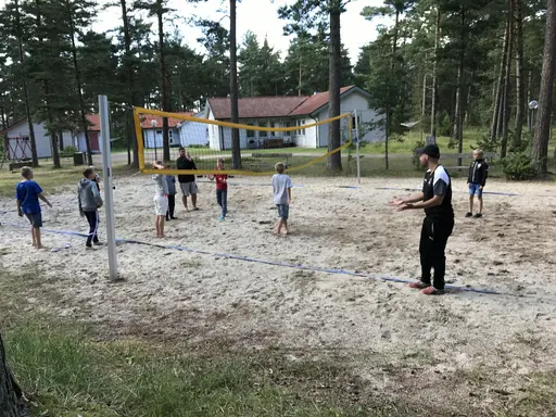 Dagens kommentar inne på tävlingsområdet: " Vilken härlig klubb FC Bellevue är" De äldre spelar tar hand sina yngre spelare"