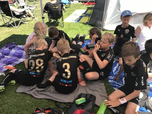 FCBs P07 talanger njuter av soliga fotbollsdagar i Halör Cup