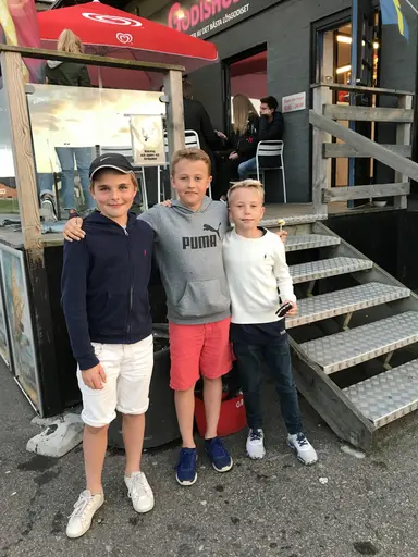 Dagens kommentar inne på tävlingsområdet: " Vilken härlig klubb FC Bellevue är" De äldre spelar tar hand sina yngre spelare"