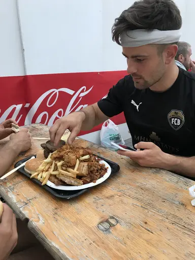 Dagens kommentar inne på tävlingsområdet: " Vilken härlig klubb FC Bellevue är" De äldre spelar tar hand sina yngre spelare"