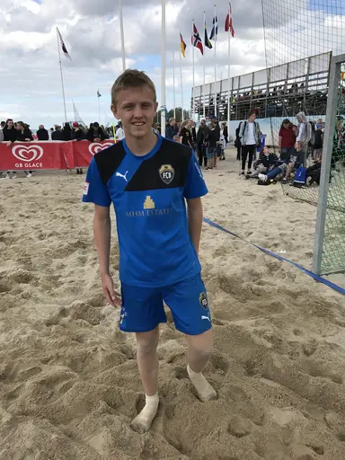 Dagens kommentar inne på tävlingsområdet: " Vilken härlig klubb FC Bellevue är" De äldre spelar tar hand sina yngre spelare"