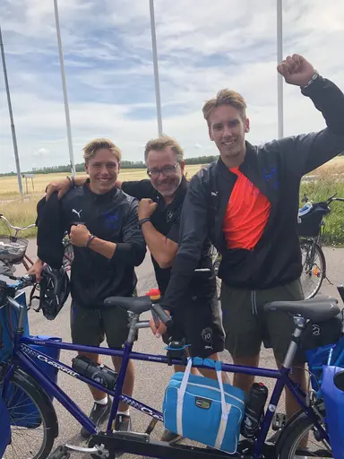 Dag1: 75 personer cyklade med ”The 2 Roadtrippers” till Lomma Beach