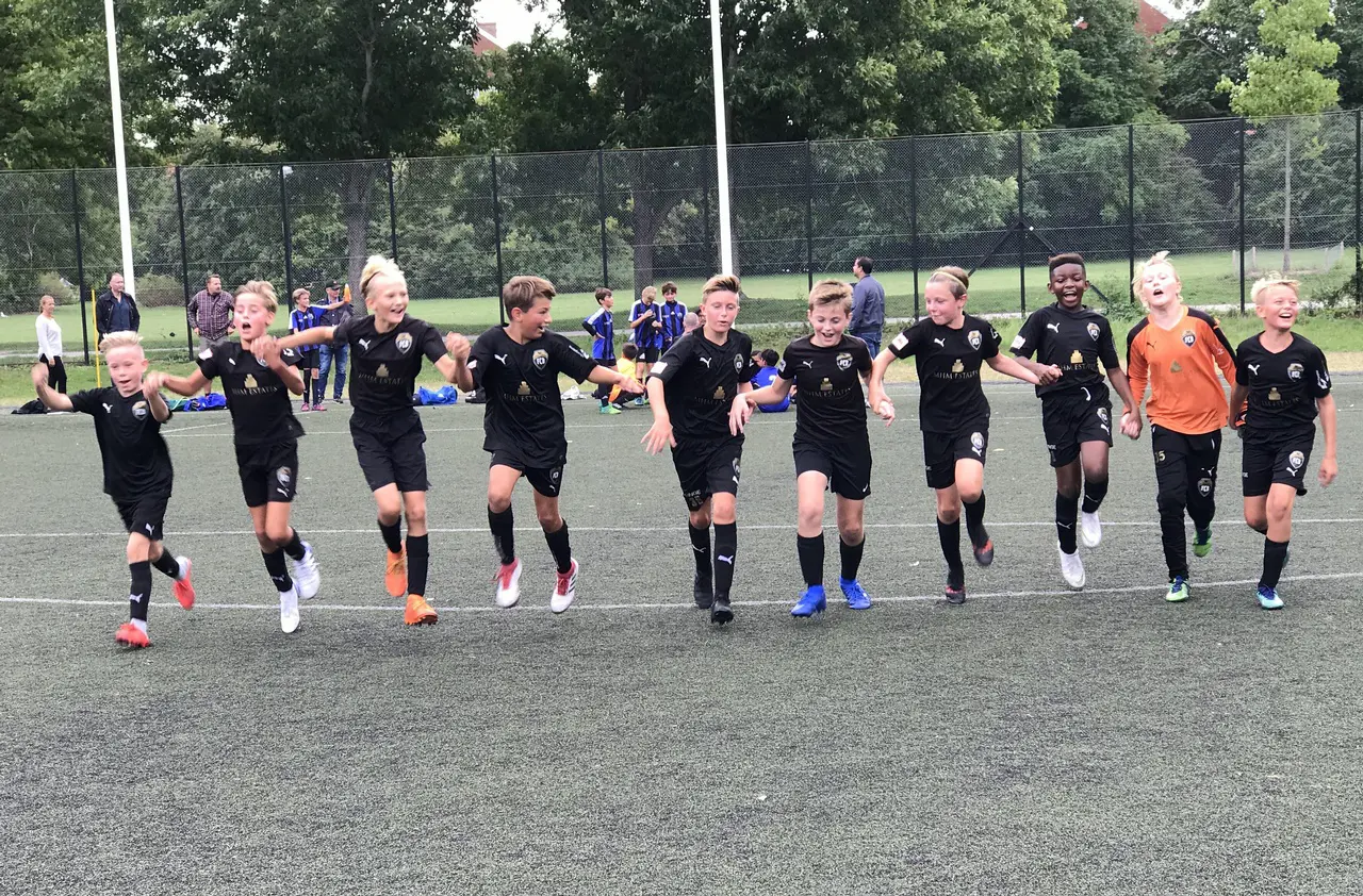 Härlig ”vågen” glädje på Mellanhedens IP. FC Bellevue-Lilla Torg 3-1