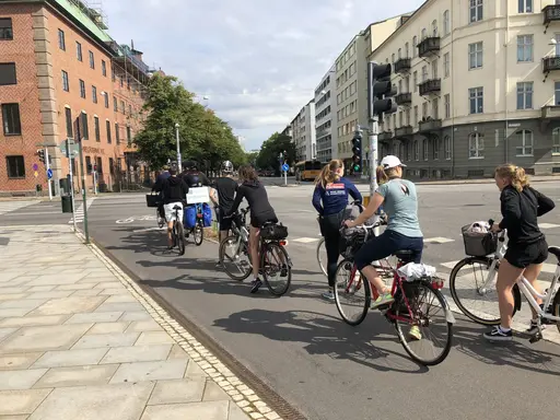 Dag1: 75 personer cyklade med ”The 2 Roadtrippers” till Lomma Beach
