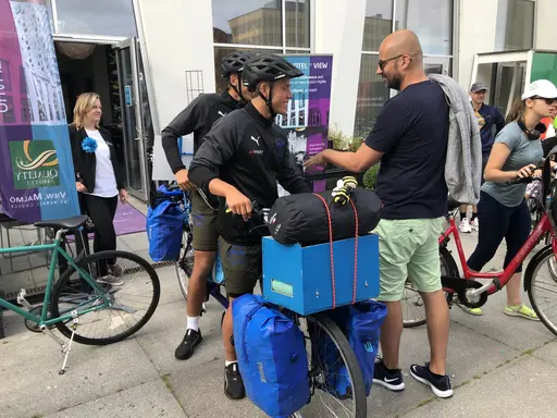 Dag1: 75 personer cyklade med ”The 2 Roadtrippers” till Lomma Beach