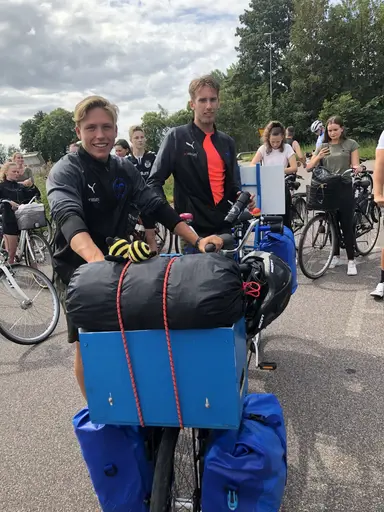Dag1: 75 personer cyklade med ”The 2 Roadtrippers” till Lomma Beach