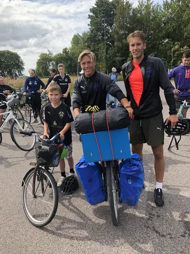 Dag1: 75 personer cyklade med ”The 2 Roadtrippers” till Lomma Beach