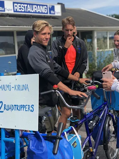 Dag1: 75 personer cyklade med ”The 2 Roadtrippers” till Lomma Beach