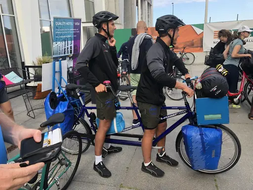 Dag1: 75 personer cyklade med ”The 2 Roadtrippers” till Lomma Beach