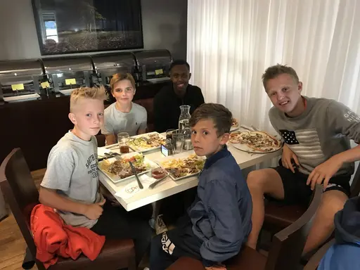 Dagens kommentar inne på tävlingsområdet: " Vilken härlig klubb FC Bellevue är" De äldre spelar tar hand sina yngre spelare"