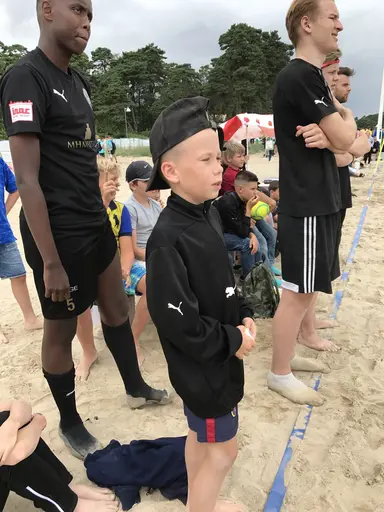 Dagens kommentar inne på tävlingsområdet: " Vilken härlig klubb FC Bellevue är" De äldre spelar tar hand sina yngre spelare"