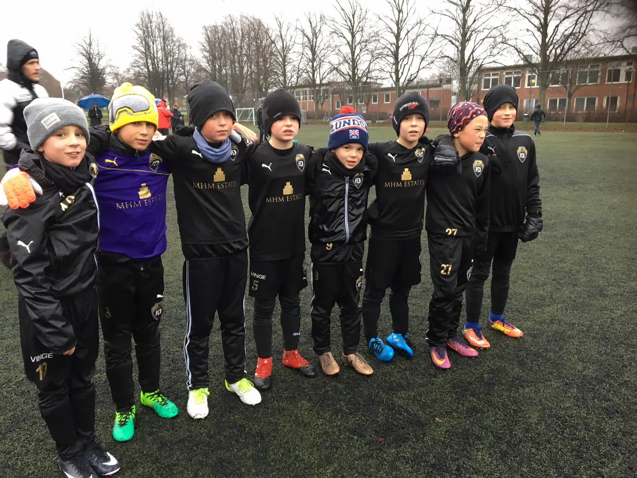Glada FCB killar gillar att lira boll på 1:a advent