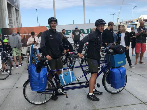 Dag1: 75 personer cyklade med ”The 2 Roadtrippers” till Lomma Beach