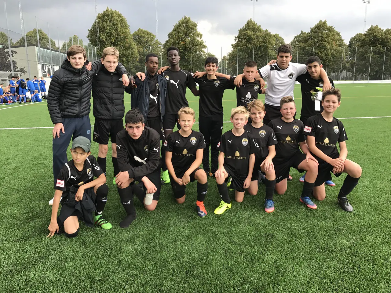 Team P03 på stadion: Gledis, Sigge, Elias, Sam, Delle, Liam, Bagger, Nazmi, Alex, Mohammed, Erik, Axel, Zach, Malte, Samuel