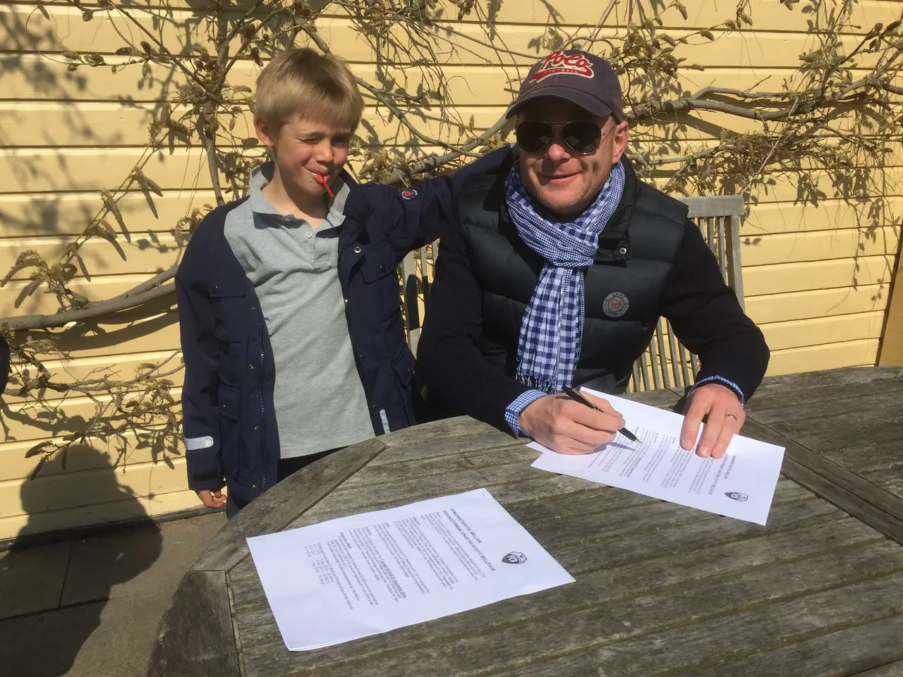 Magnus Hedsund signerar sponsoravtalet den 1 maj tillsammans med sonen Gustav