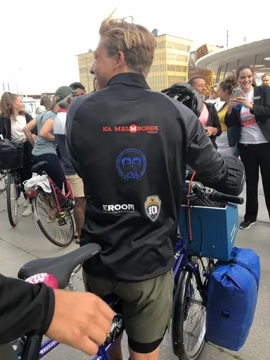 Dag1: 75 personer cyklade med ”The 2 Roadtrippers” till Lomma Beach