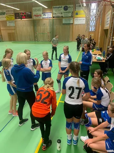 Taktiksnack före matchstart och i halvlek i Tidaholm.