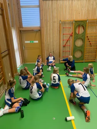 Taktiksnack före matchstart och i halvlek i Tidaholm.