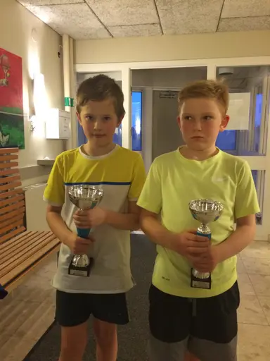 Julia Malmberg och Valter Larsson med Oscar Carlsten