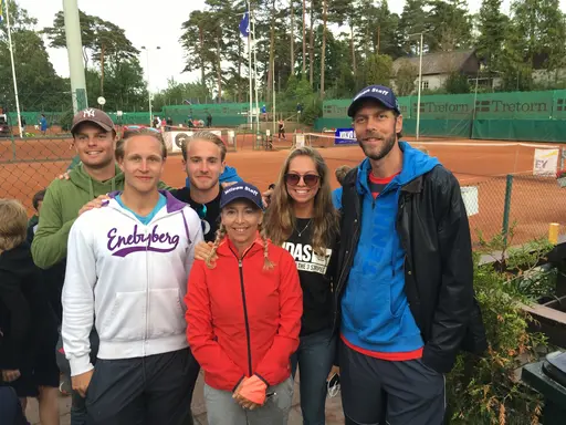 Klas Ivarsson, Sara Edebo från GLTK, David Ericsson och Johan Sköld Tingvall från Enebyberg samt ledarteamet från Enebyberg med Anders Lindgren till höger
