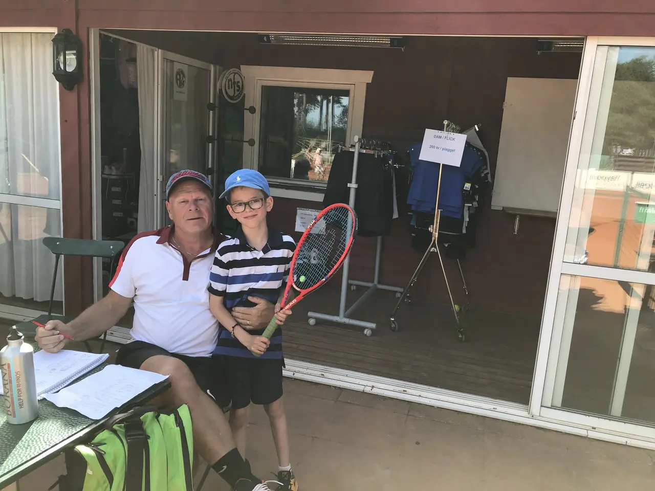 Upplev en rolig timme på tennisbanan med ditt barn