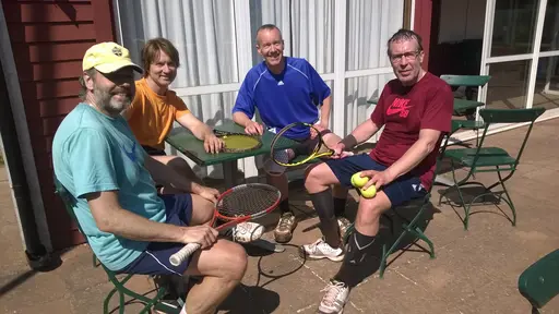 Ludde och Erik i dubbel, H-45 laget inviger våra nya kafémöbler på Täppet och Erik, Christian, Ludde och Miles samlas inför match