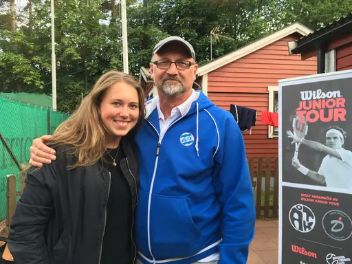 Klas Ivarsson, Sara Edebo från GLTK, David Ericsson och Johan Sköld Tingvall från Enebyberg samt ledarteamet från Enebyberg med Anders Lindgren till höger
