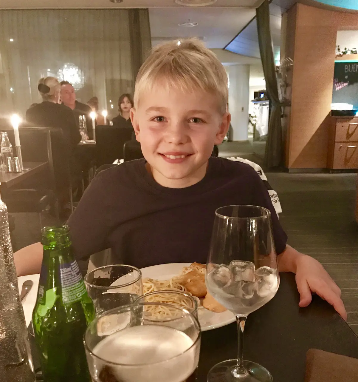 Carl tar igen sig på hotellet efter matchen
