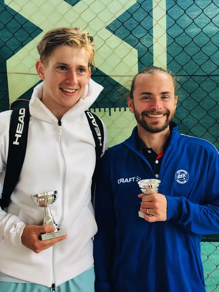 En stolt segrande Adam Ernberg till vänster med finalmotståndare