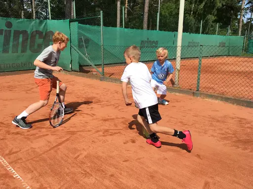 Tennisjuniorer i farten