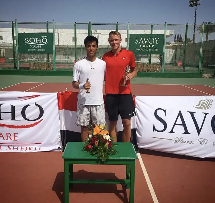 Filip Bergevi med segerpokal till höger