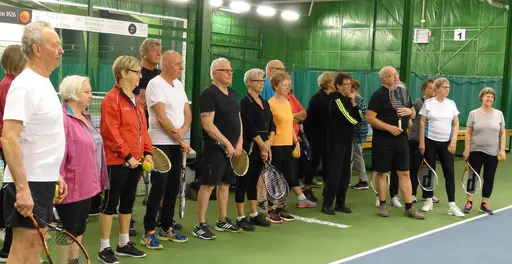 Många vältränade damer och herrar visade prov på bra bollsinne, smidighet och styrka