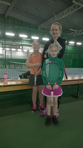 Marius ute på tävling och Moa med några i träningsgruppen i hallen