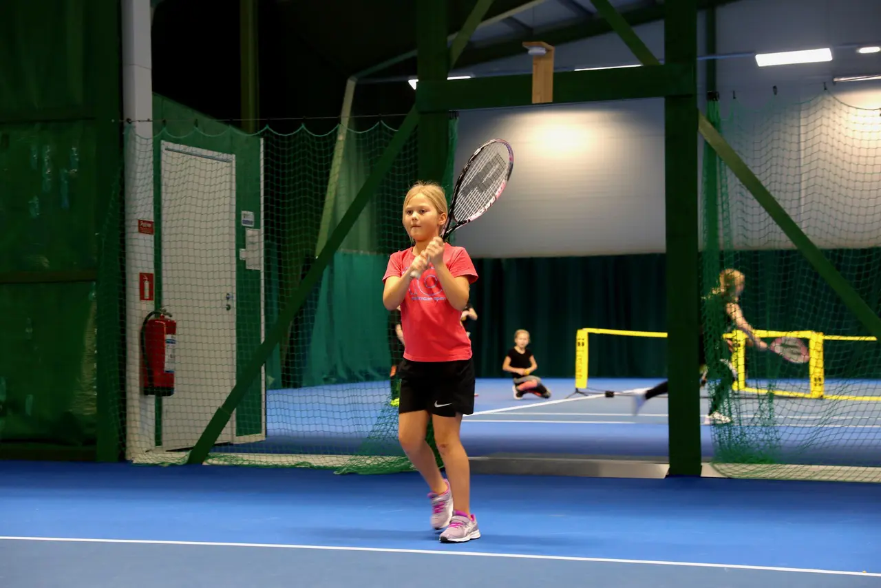 Ingrid Elg på minitennisbanan