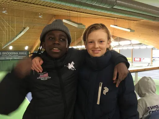 Elian Skogsgårdh, Edvard Larsson, Henry Rönnberg, Åhusbekantingen Liam Svensson samt Julia Malmberg med vinnarpokal