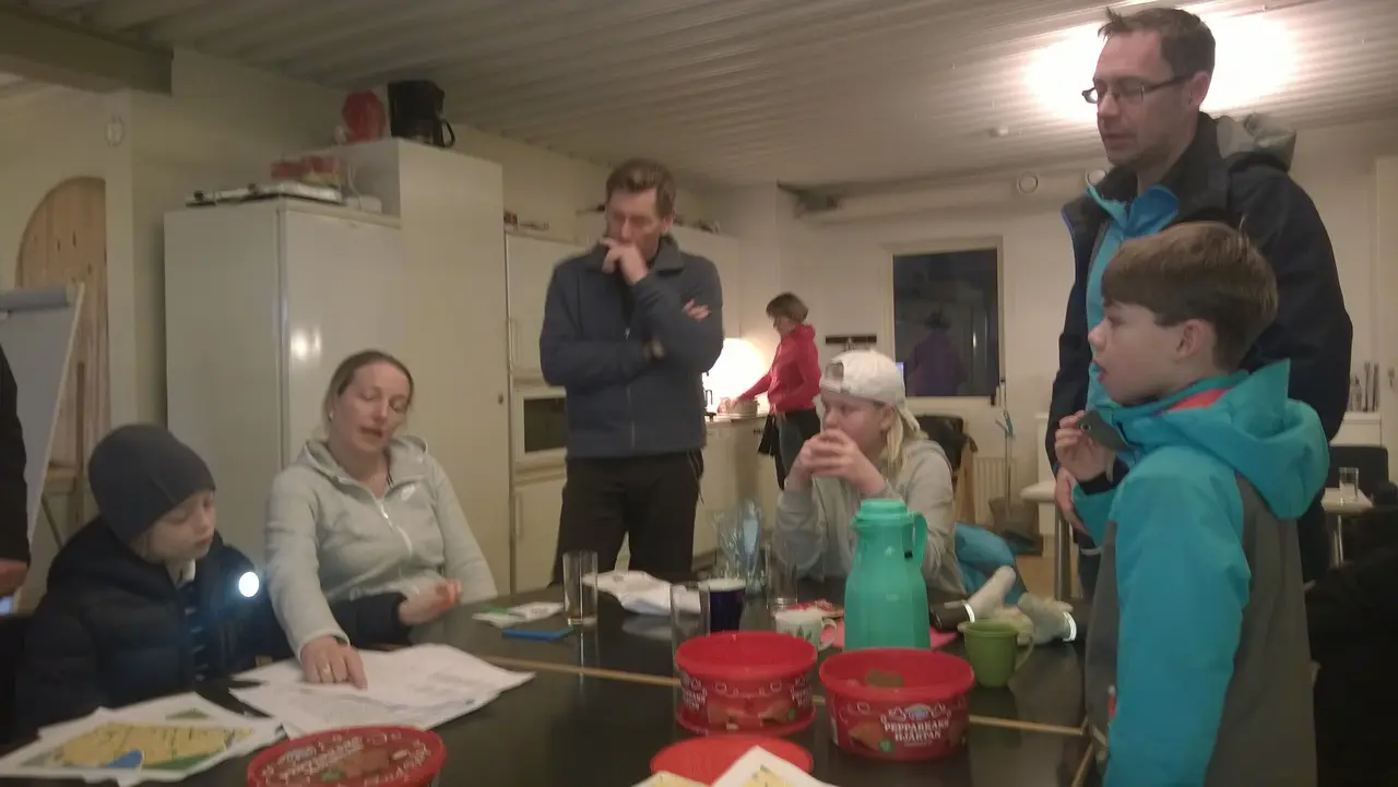 Julgransgänget räknar pengar och fikar
