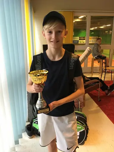 William Eklund segrar i P12-C, bröderna Skogsgårdh dömer, Uffe kramar om finalisterna Carl-Rickard och Alfred och slutligen Julia Malmberg, finalist i FS-14