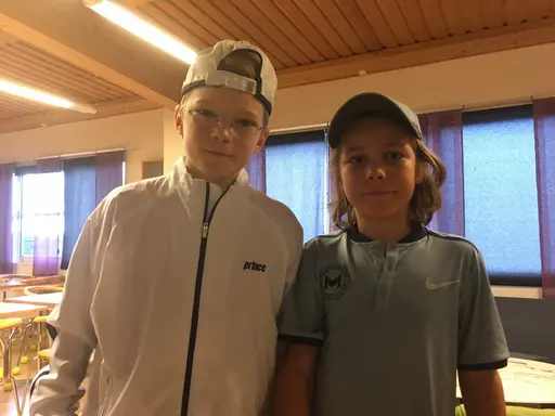 Elian Skogsgårdh, Edvard Larsson, Henry Rönnberg, Åhusbekantingen Liam Svensson samt Julia Malmberg med vinnarpokal