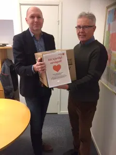 Ola Svensson, Sparbanken Skåne överräcker hjärtstartare till Jan Åderman, Åhus TK