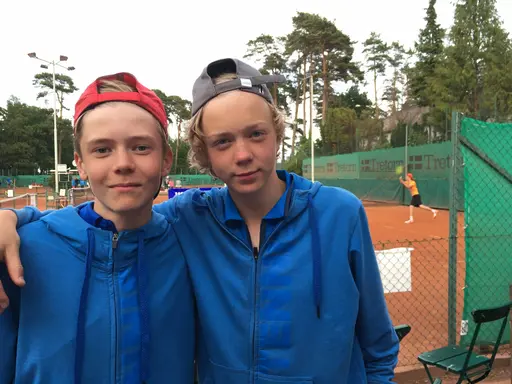 Klas Ivarsson, Sara Edebo från GLTK, David Ericsson och Johan Sköld Tingvall från Enebyberg samt ledarteamet från Enebyberg med Anders Lindgren till höger