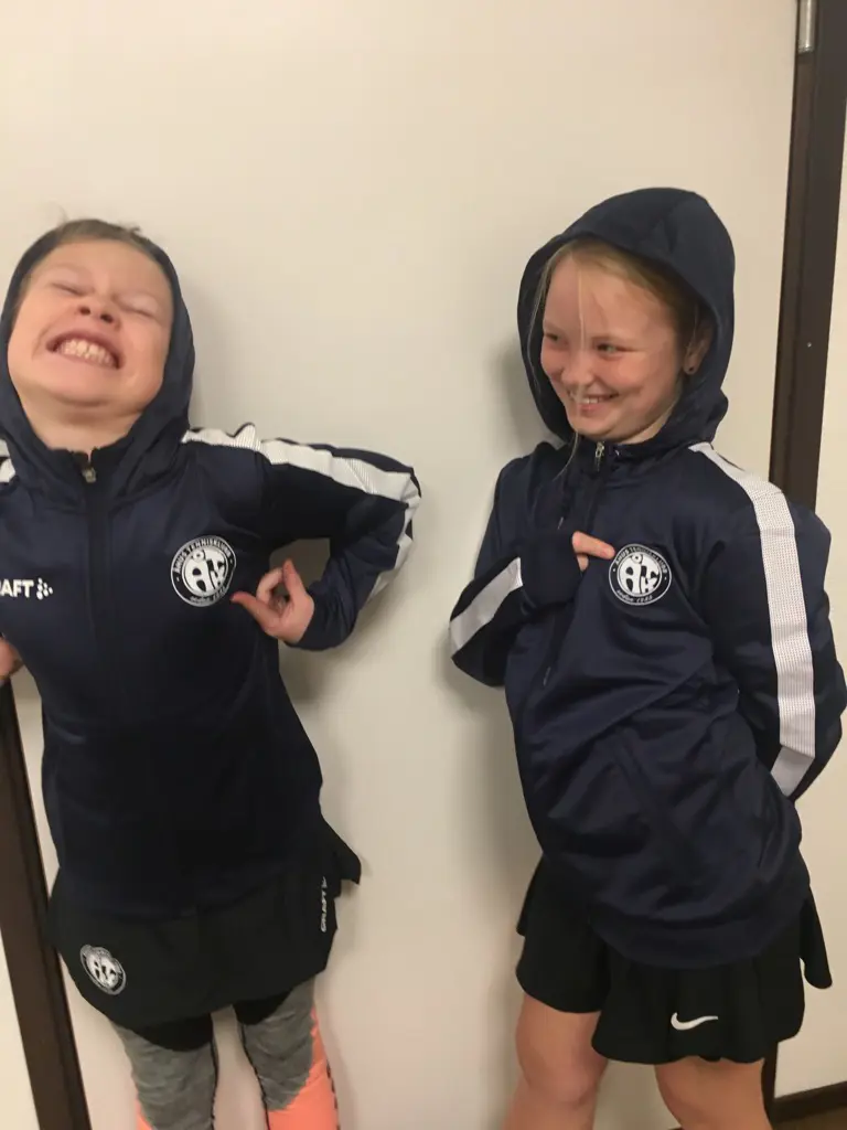Louise och Mary trivs bra i ny outfit