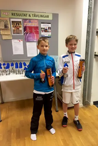 Marius ute på tävling och Moa med några i träningsgruppen i hallen