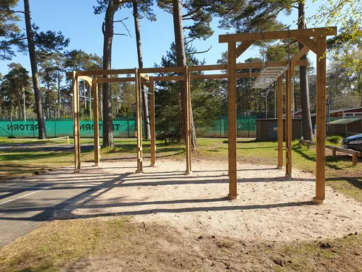 Utegymmet sett fram olika vinklar. Välkommen! 