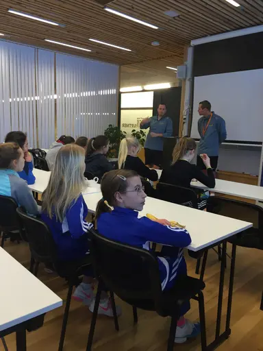 Thilda är fjärde tjej från vänster på gruppbilden