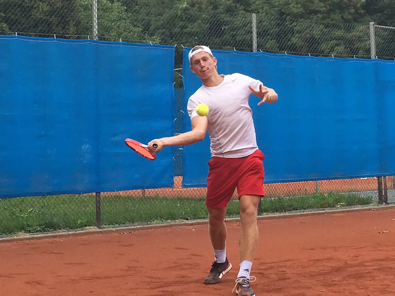 Adam har en vinnande forehand