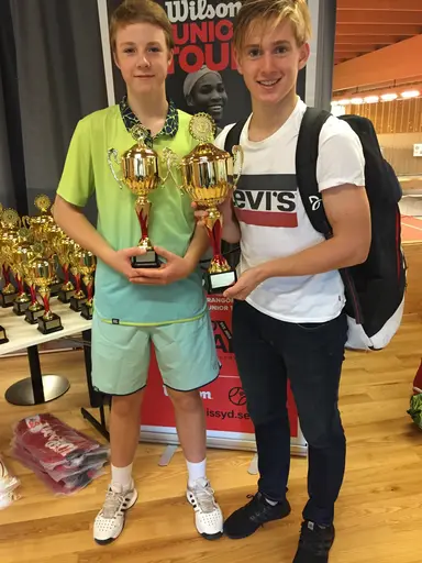 Adam och Albin med prispokaler