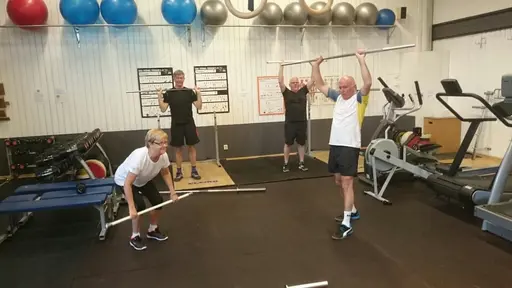 Inge med snygg enhandsbackhand och funktionell träning i gymmet