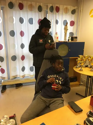 William Eklund segrar i P12-C, bröderna Skogsgårdh dömer, Uffe kramar om finalisterna Carl-Rickard och Alfred och slutligen Julia Malmberg, finalist i FS-14